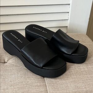 Madden Girl Like New Black Platform Slide Sandals